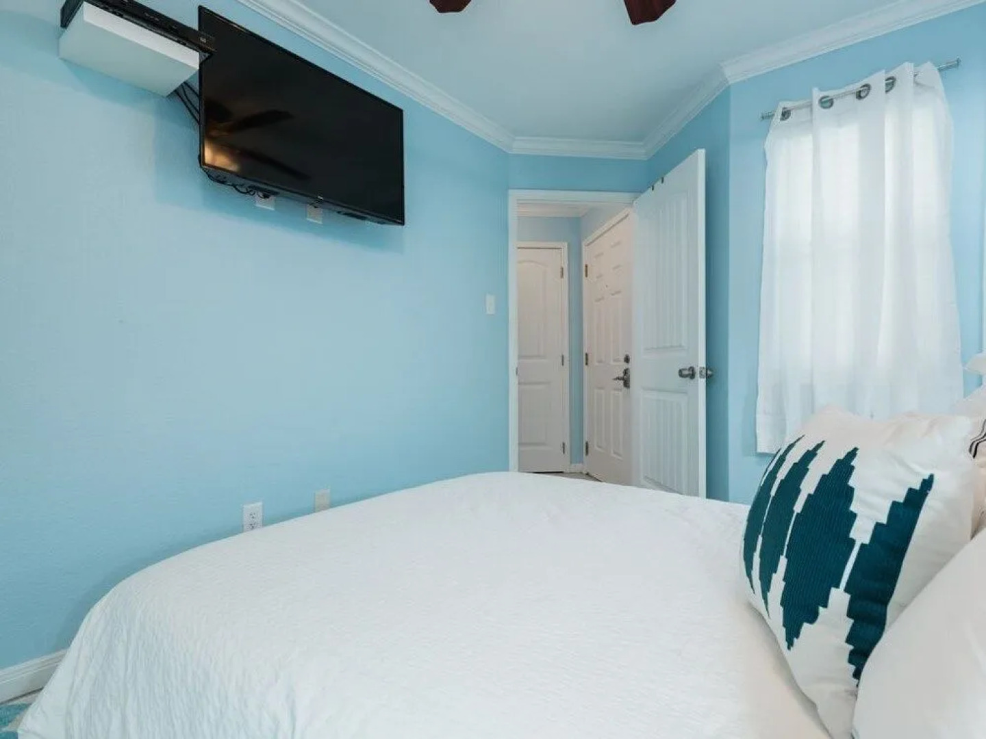 Beachfront Condo w/ Pool & Hot Tub by RedAwning