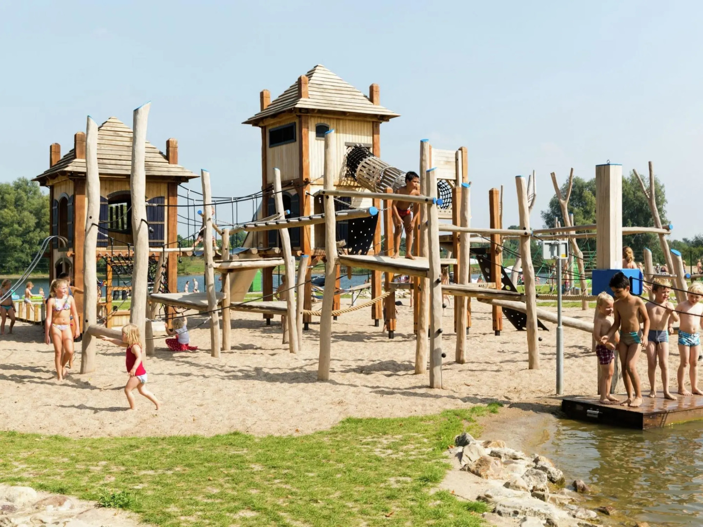 Luxury chalet with outdoor sauna and spa, on a holiday park, Den Bosch at 22 km.