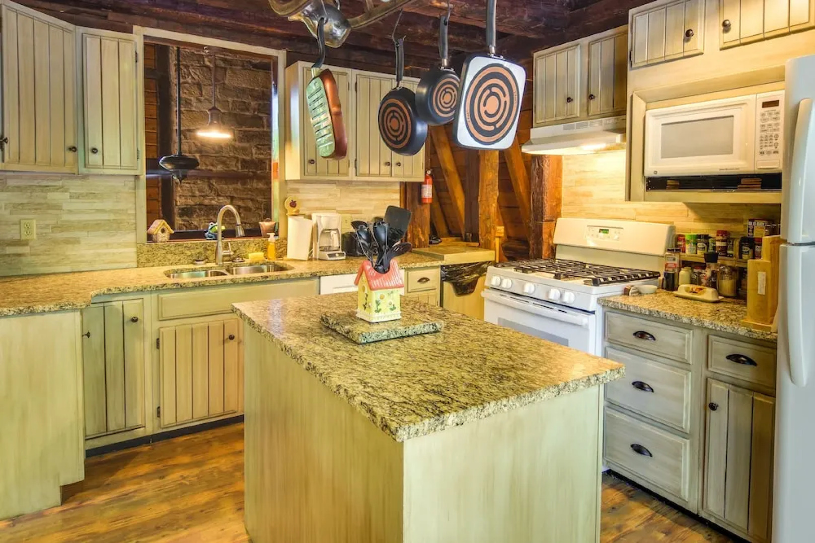 Resort Amenities: Family-friendly Dubois Cabin