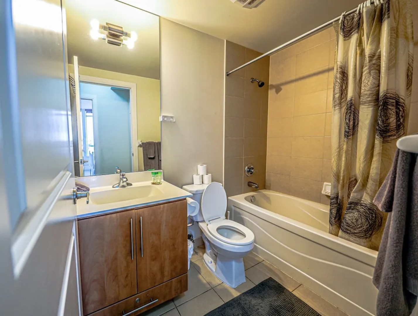 Lake View Luxury Condo by Elite Suites