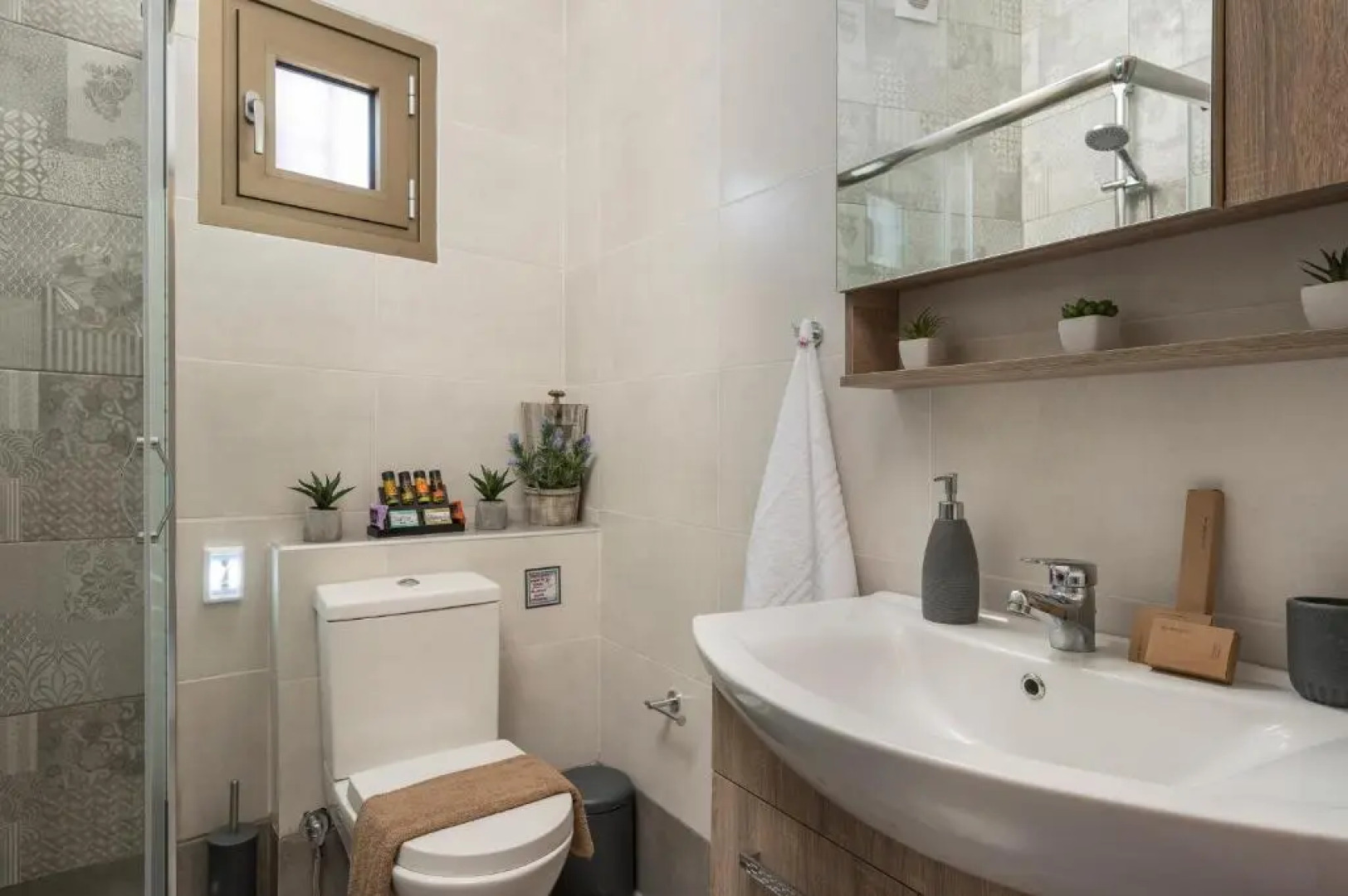 Brand-New stylish Flat w. Parking