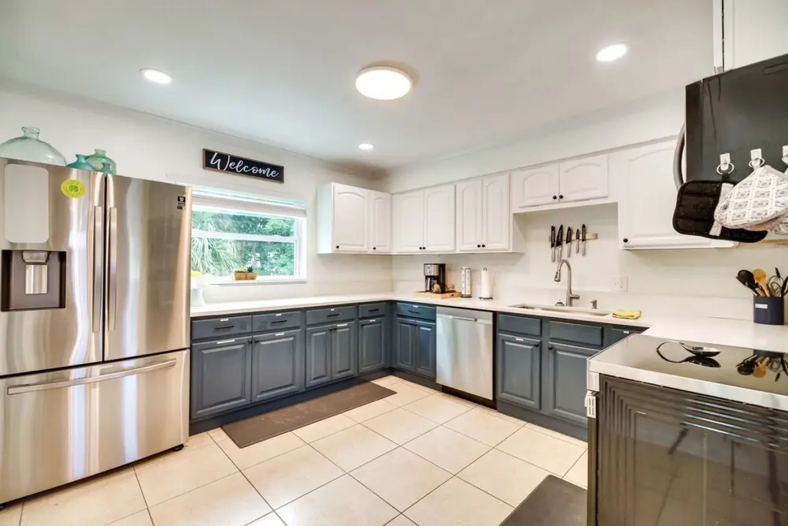 Chic Melbourne Cottage w/ Fire Pit, 4 Mi to Beach!