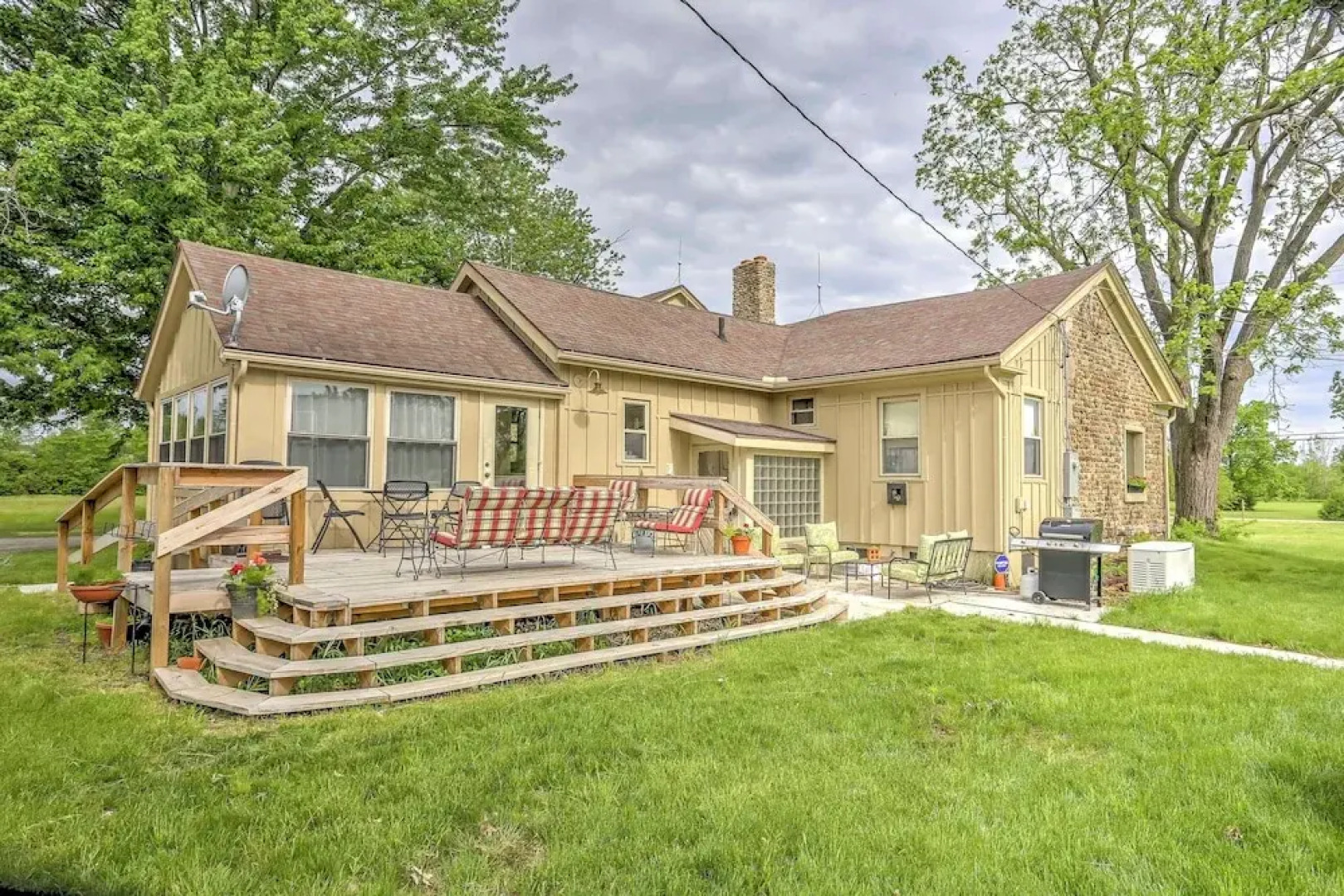 Historic Ottawa Lake House: Deck, Barn + 96 Acres!