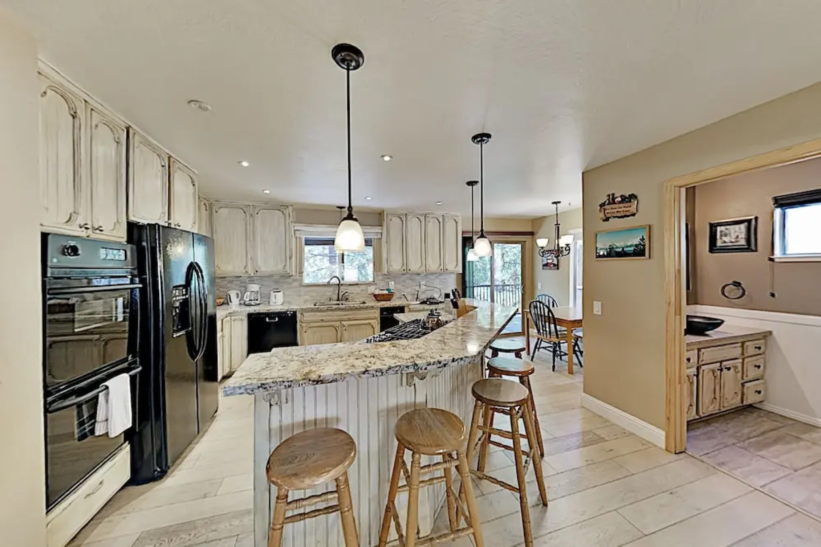 Expansive 7br W/ Hot Tub & Game Room 7 Bedroom Home