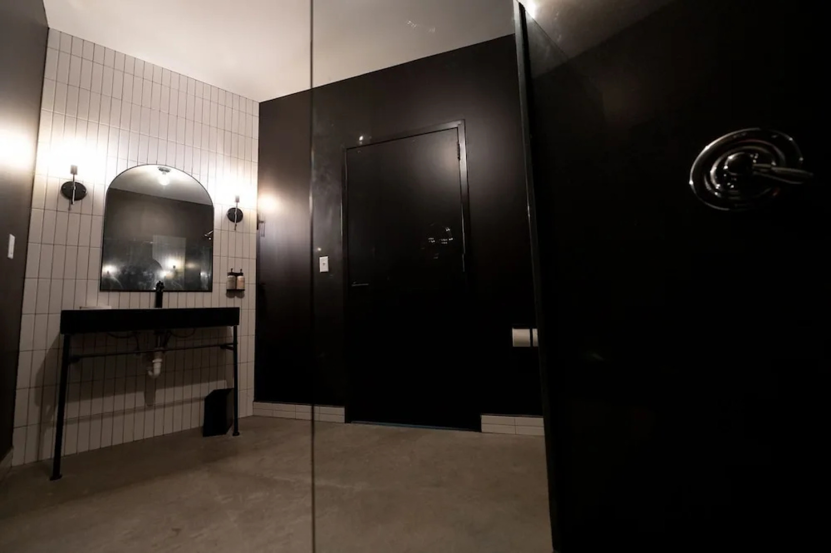 Arch and Cable Hotel