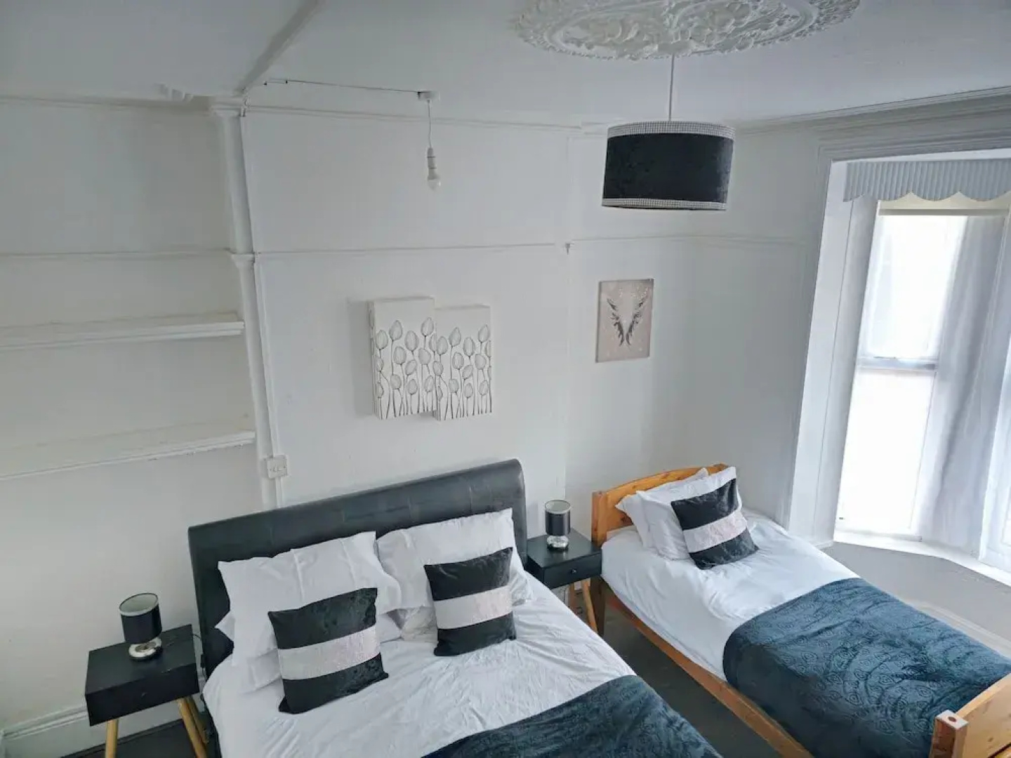 PRIVATE ROOMs In TOWN CENTRE FREE PARKING WIFI AND PATIO WITH AA STAY LTD