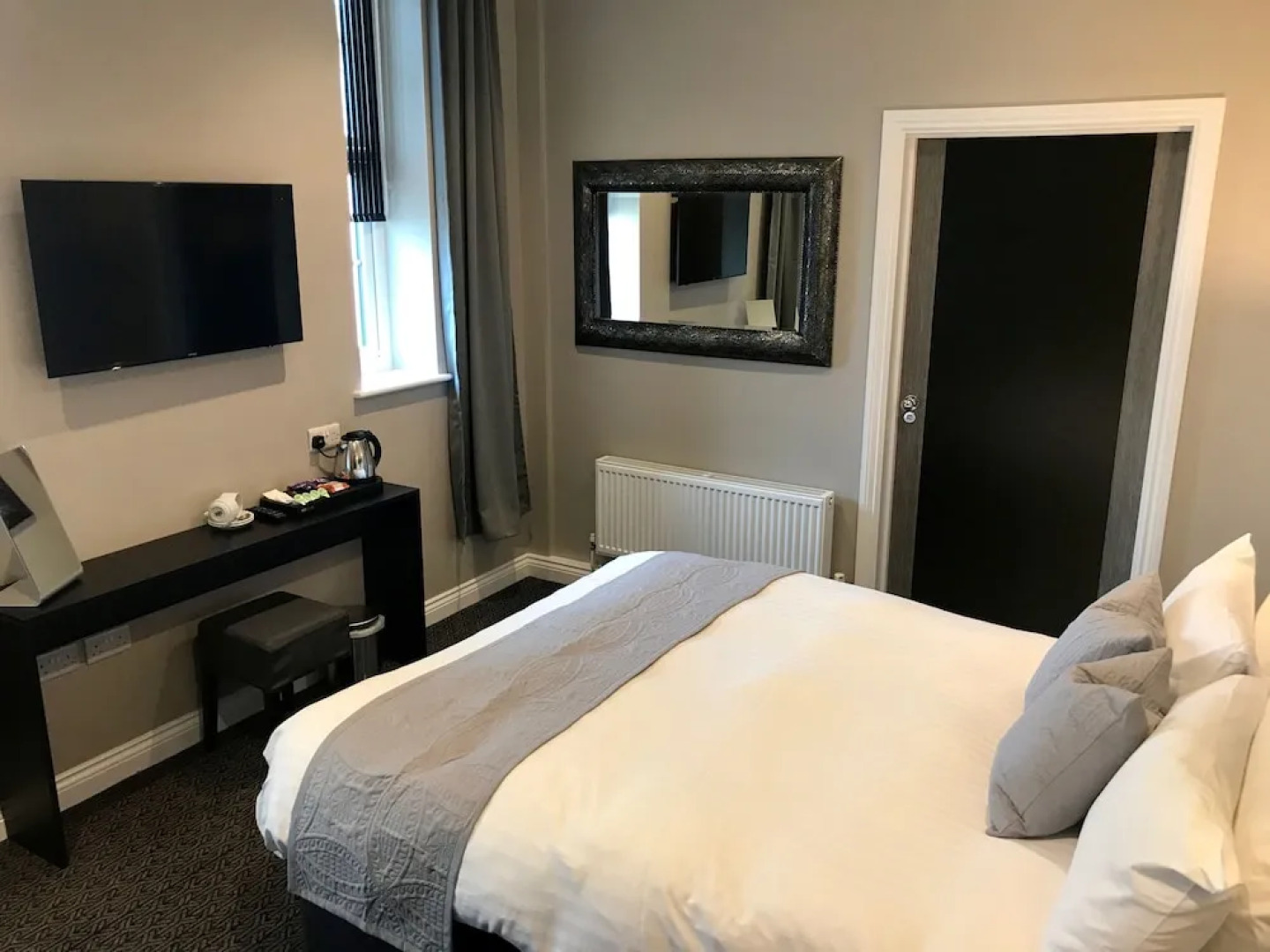 The Raven Hotel - Inn