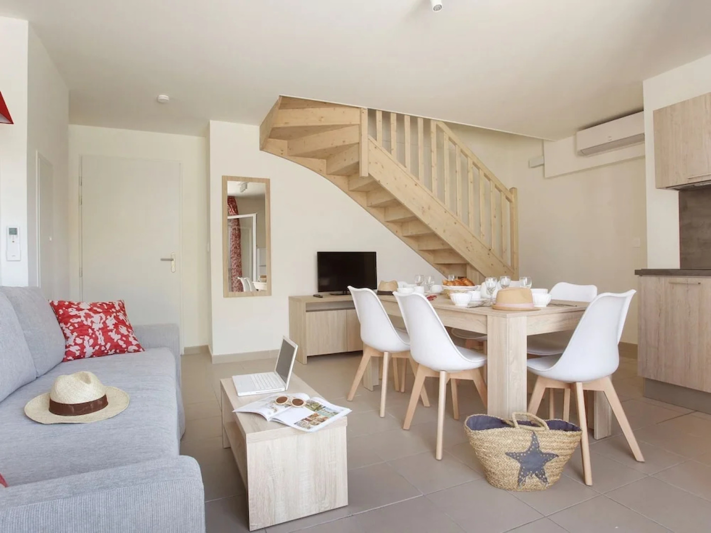 Beautiful Modern Apartment Near the Historic Aïgues Mortes