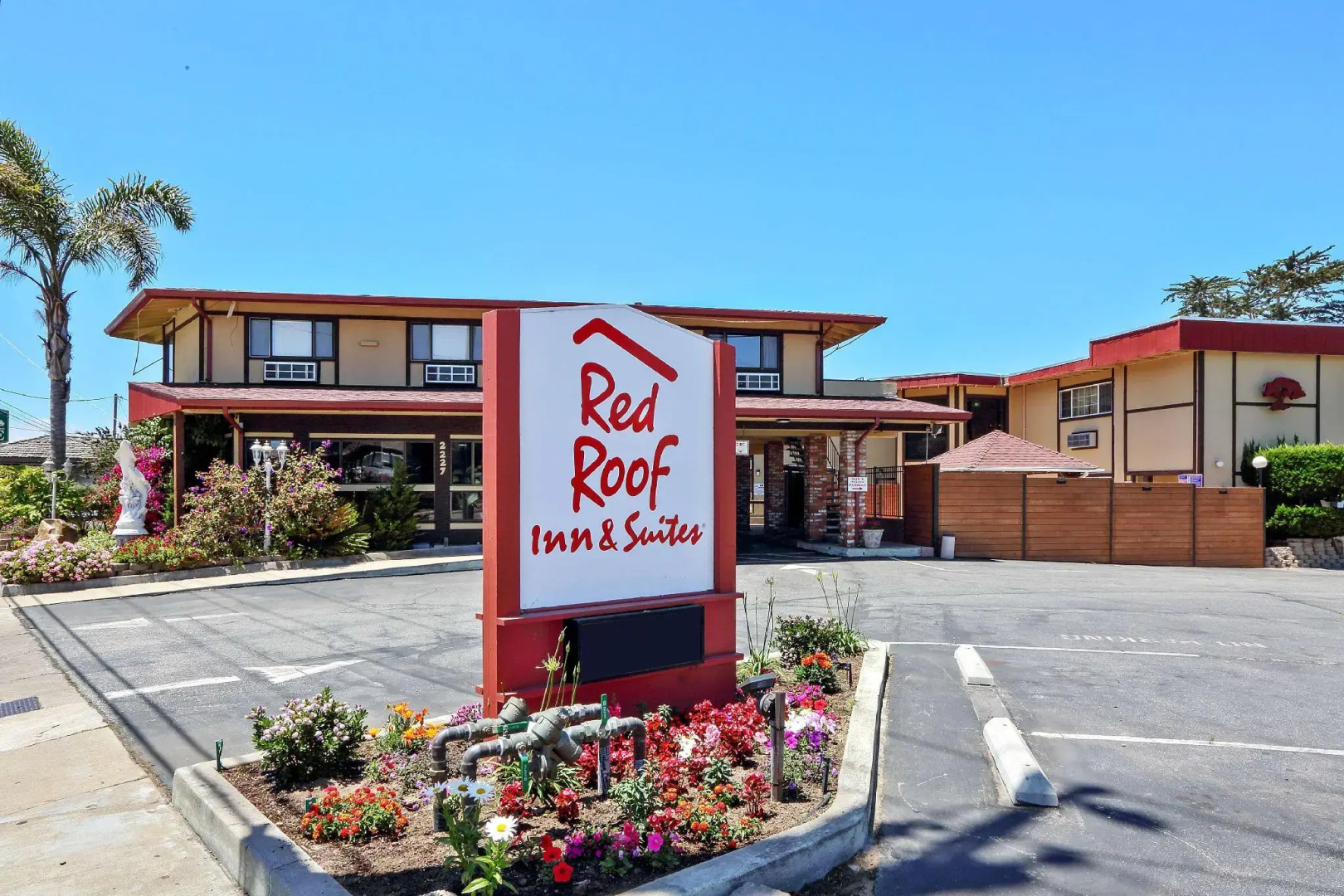 Red Roof Inn & Suites Monterey