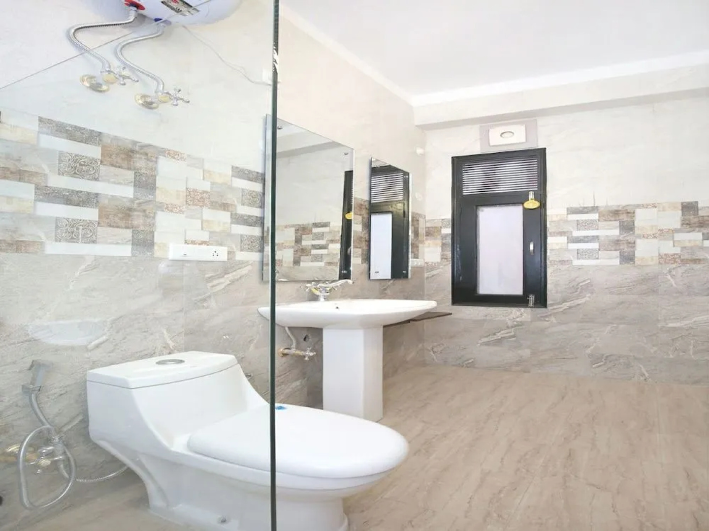 OYO 13307 Home Luxury Stay Shoghi