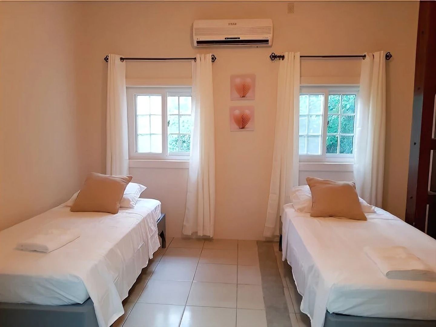 The Island Hub at Red Frog Beach Resort