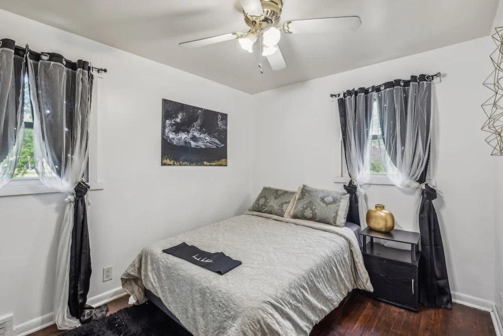 Queen G2 Mansion 3 Bedroom Home by RedAwning