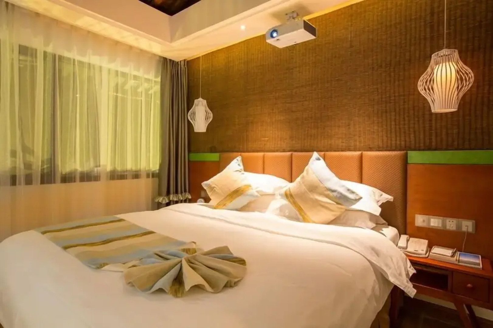 Yurong West Lake Cottage Resort Hotel