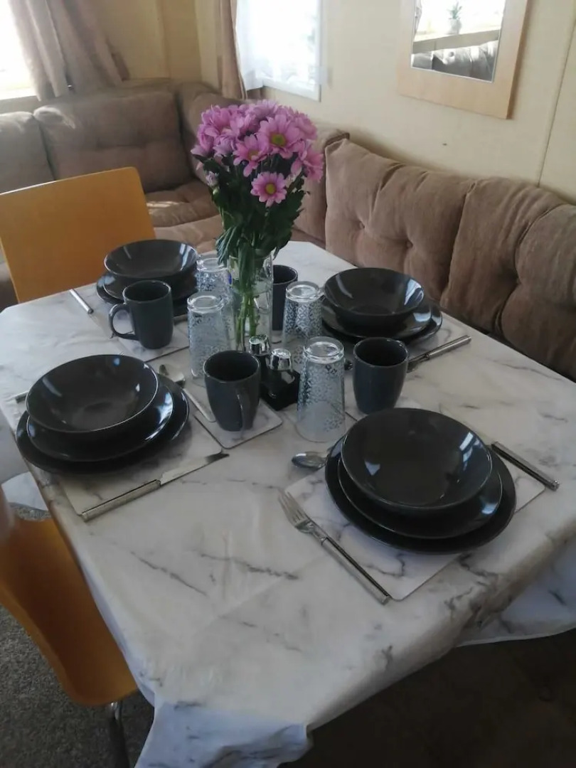 Adorable 2 Bedroom Caravan in Clacton-on-sea