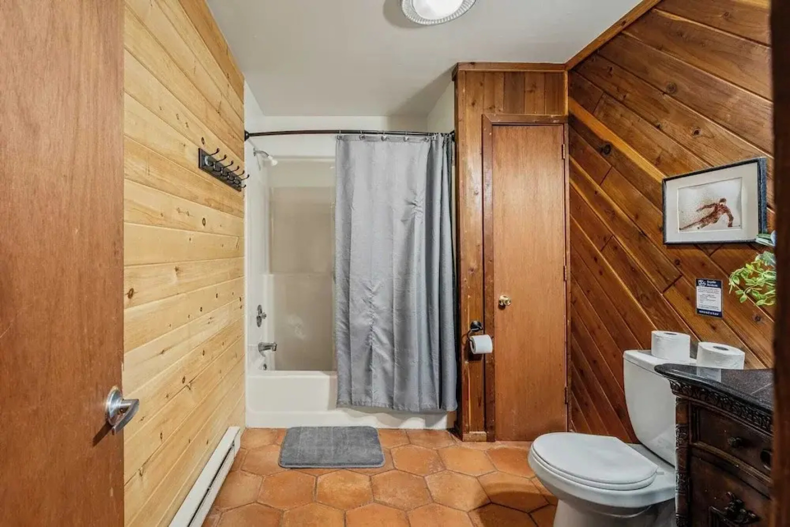 Sky View Chalet by Avantstay Stunning Interior, Spacious Deck, Hot Tub, & View