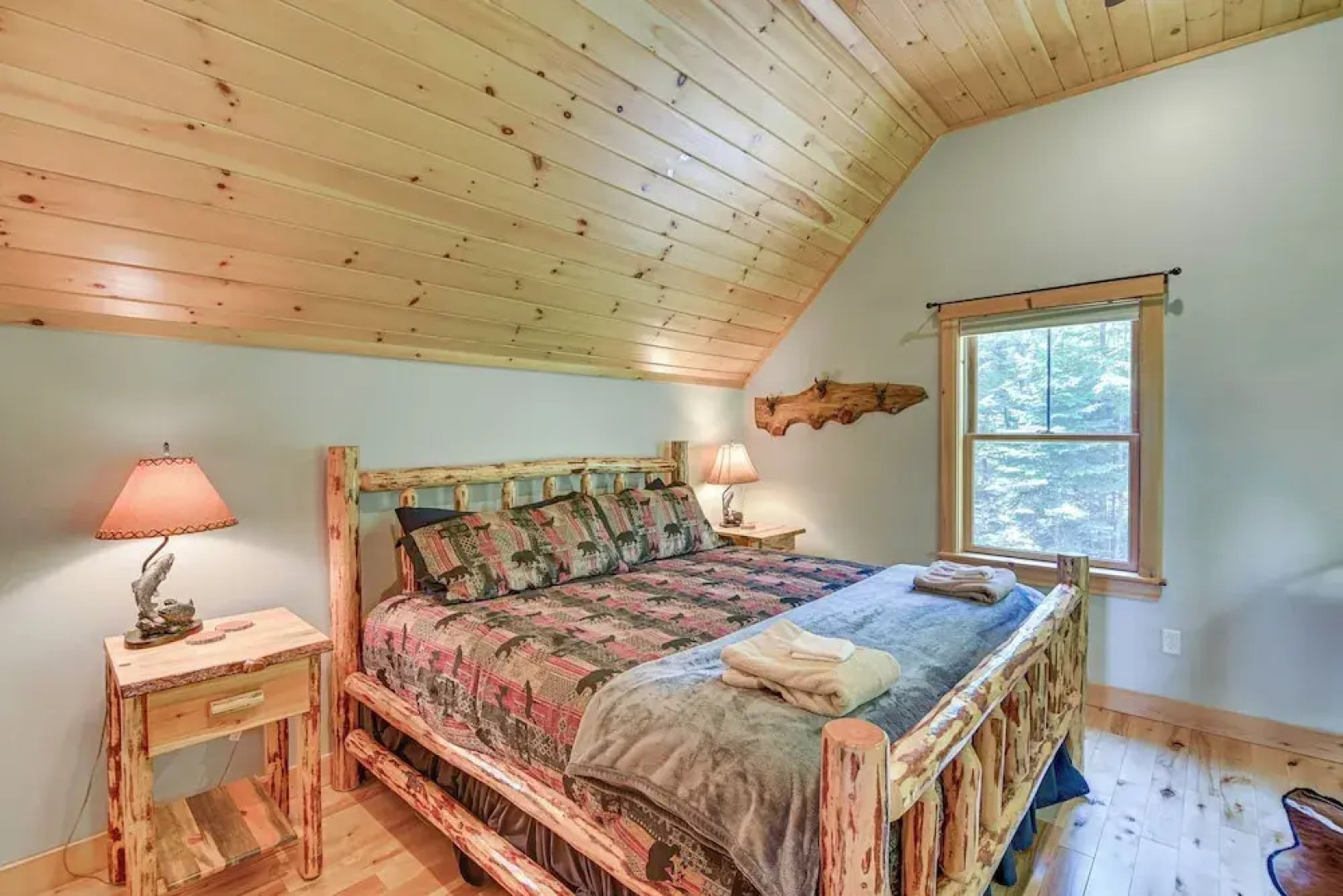 7 Mi to White Mountain NF - Woodsy Bethel Cabin!