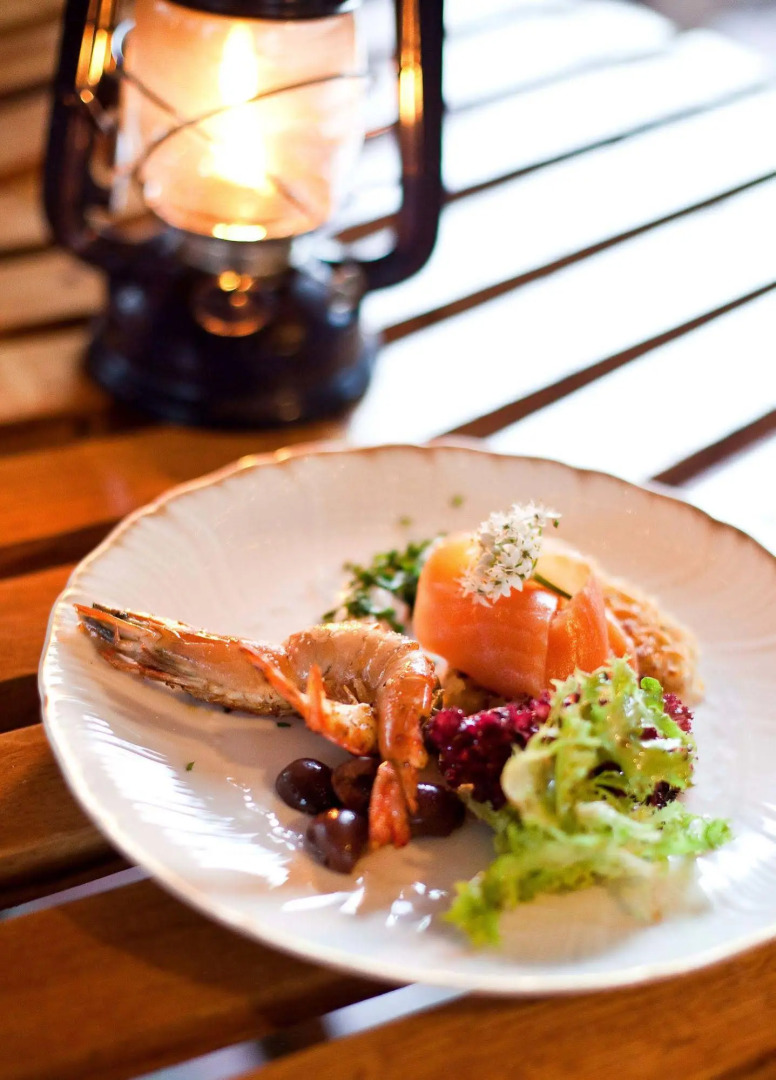 GUBAS DE HOEK meet eat sleep