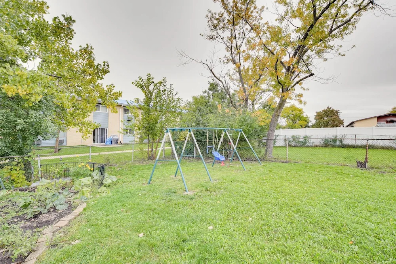 Fenced Backyard: Family Getaway in Des Plaines!