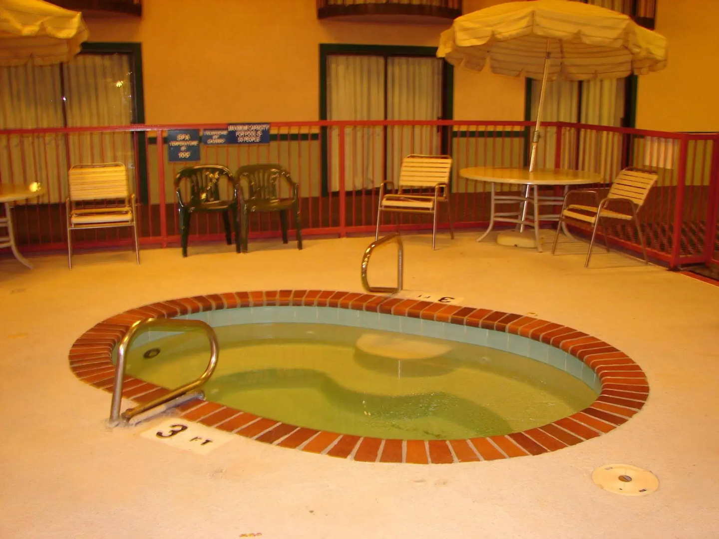 Econo Lodge Inn & Suites