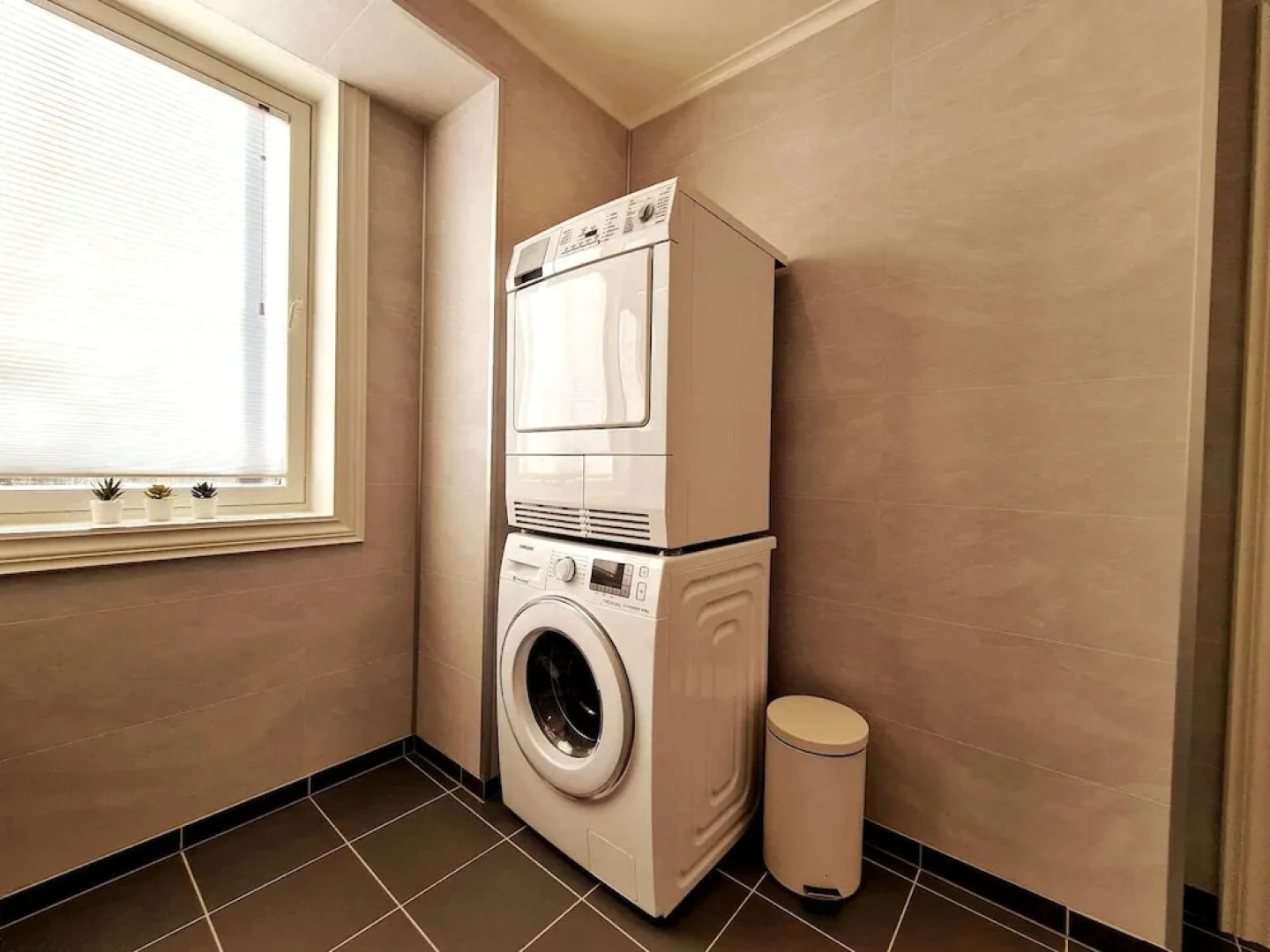 Bright And Modern Apartment Near Center, 85 M2, Fully Equipped, Free Parking