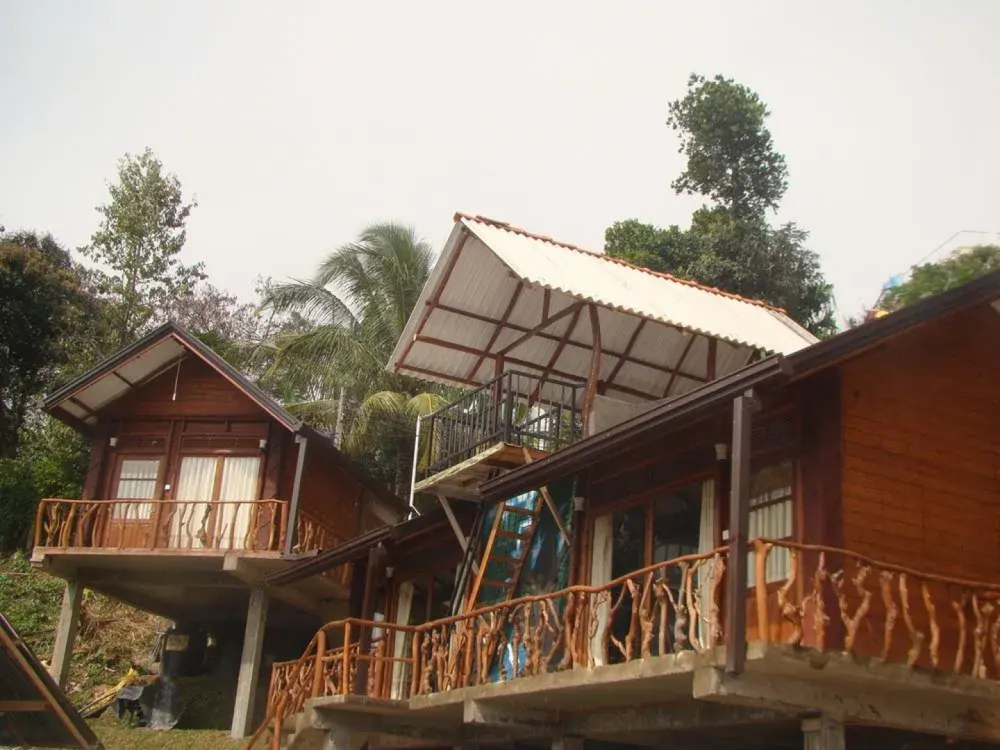 Yoho Okan Rock Wooden Cabana