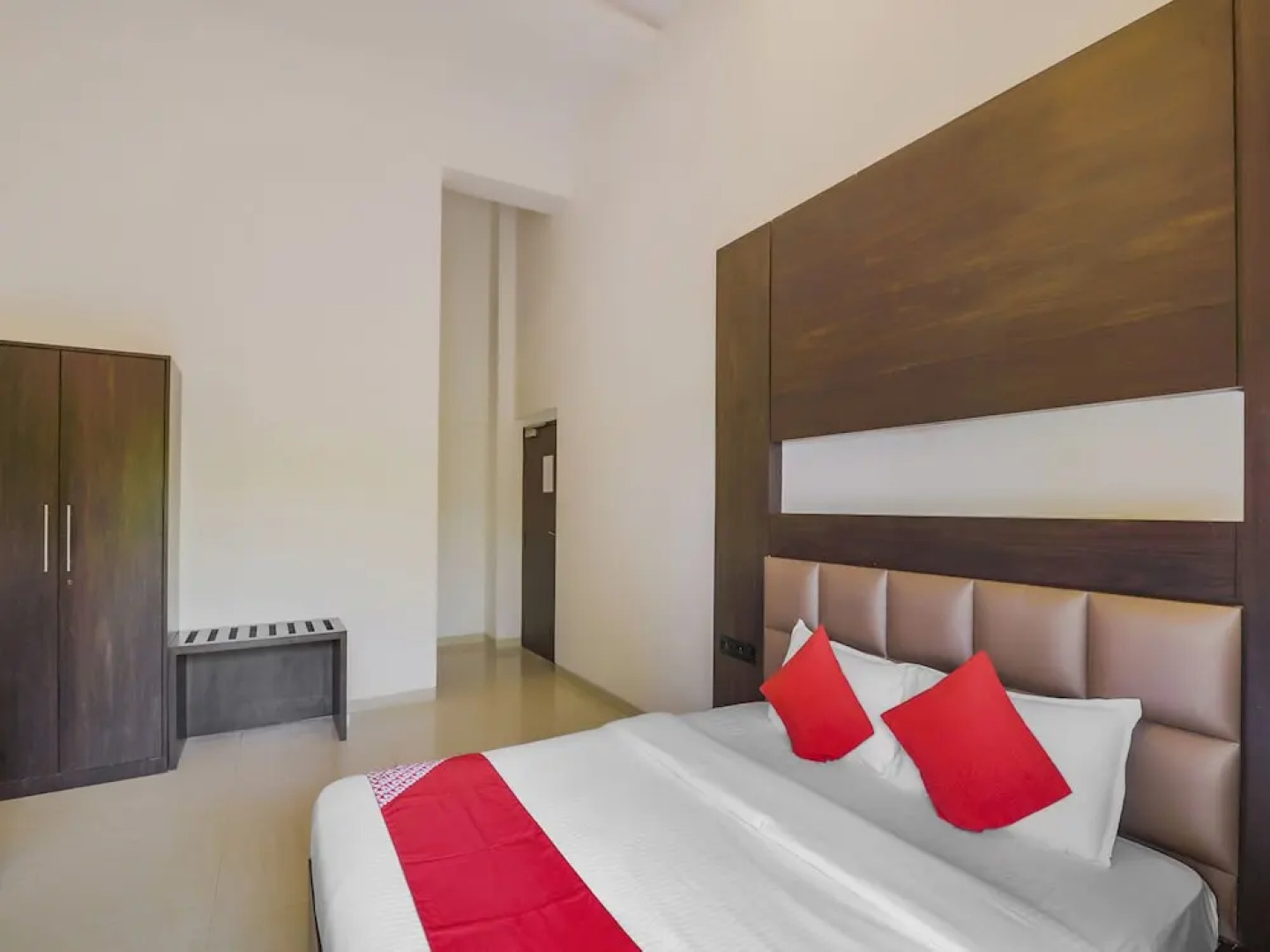 Collection O 23137 Blue Roof Club