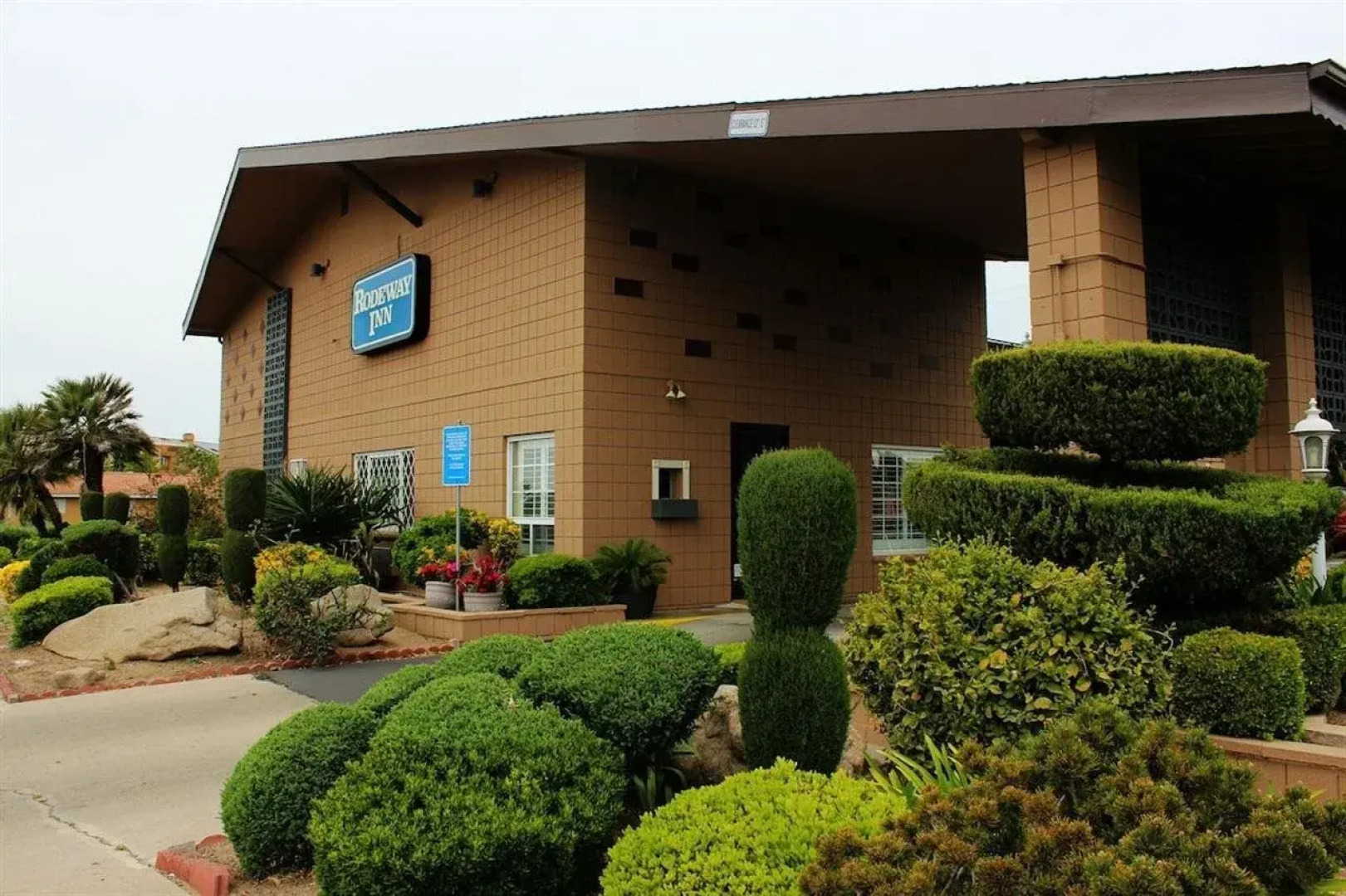 Rodeway Inn Near University-Gateway to Yosemite