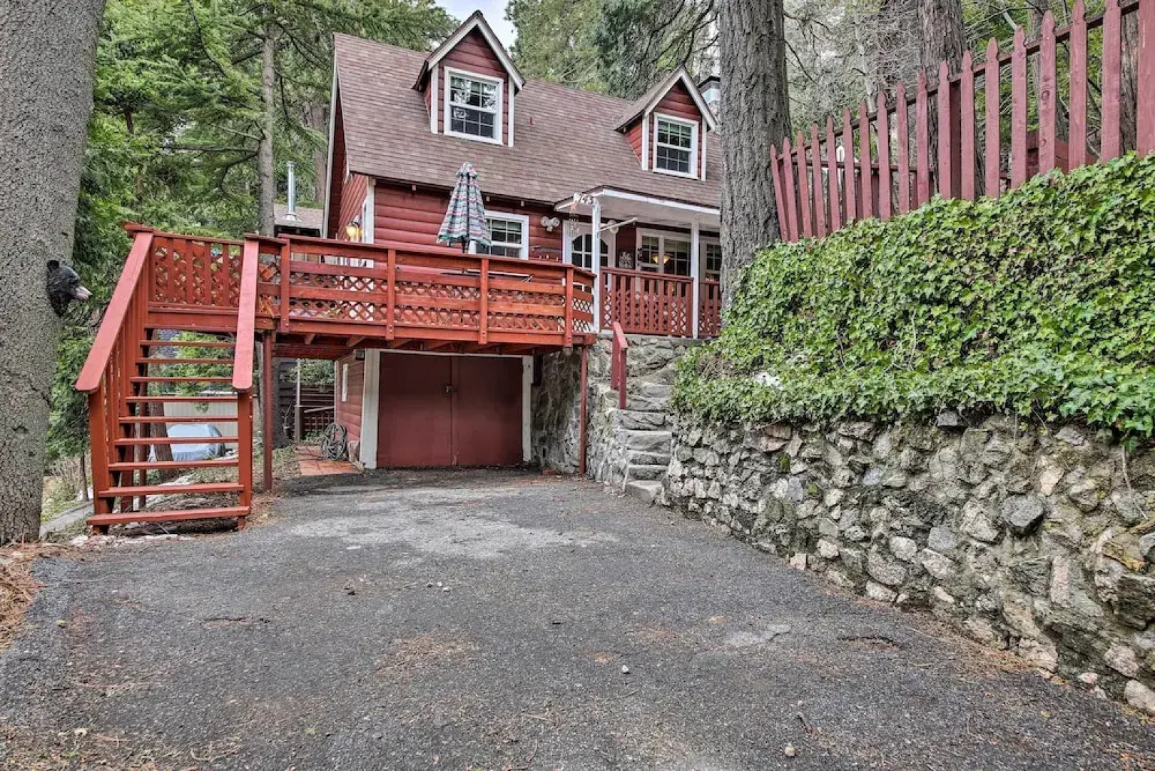 Vintage 'snow White' Cottage ~ 2 Miles to Village!