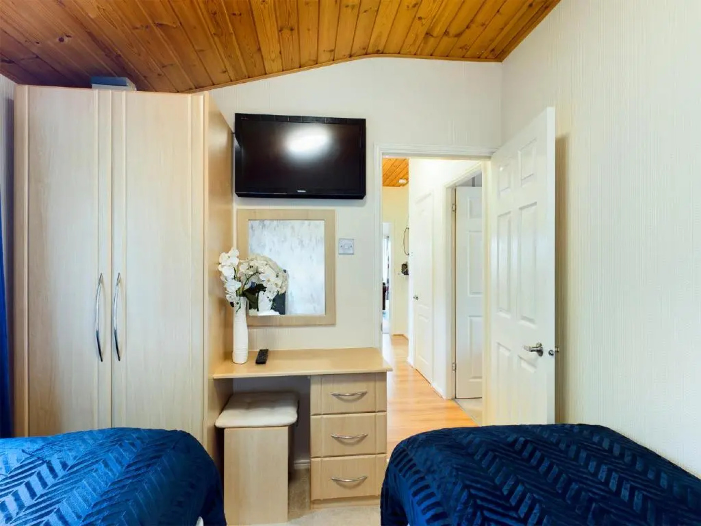 3 Bedroom Lakeview Lodge - Ensuite & Balcony Deck