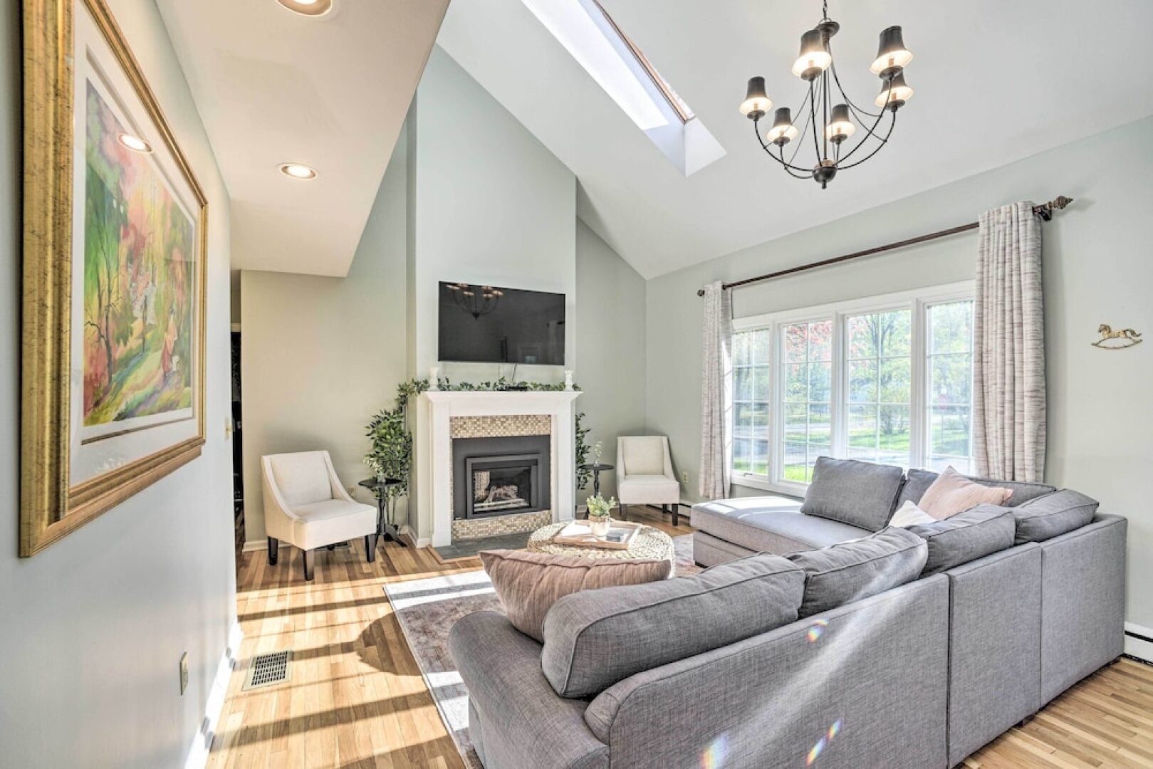 Family-friendly Retreat w/ Hot Tub: 1 Mi to Dtwn