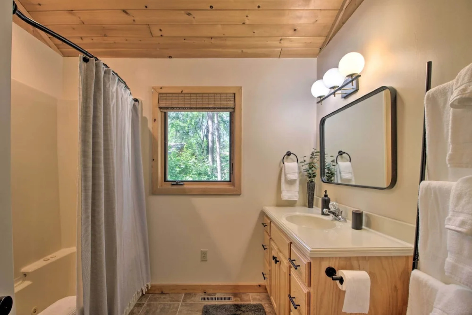 Spacious Cabin on Cross Lake: Treehouse & Sauna!