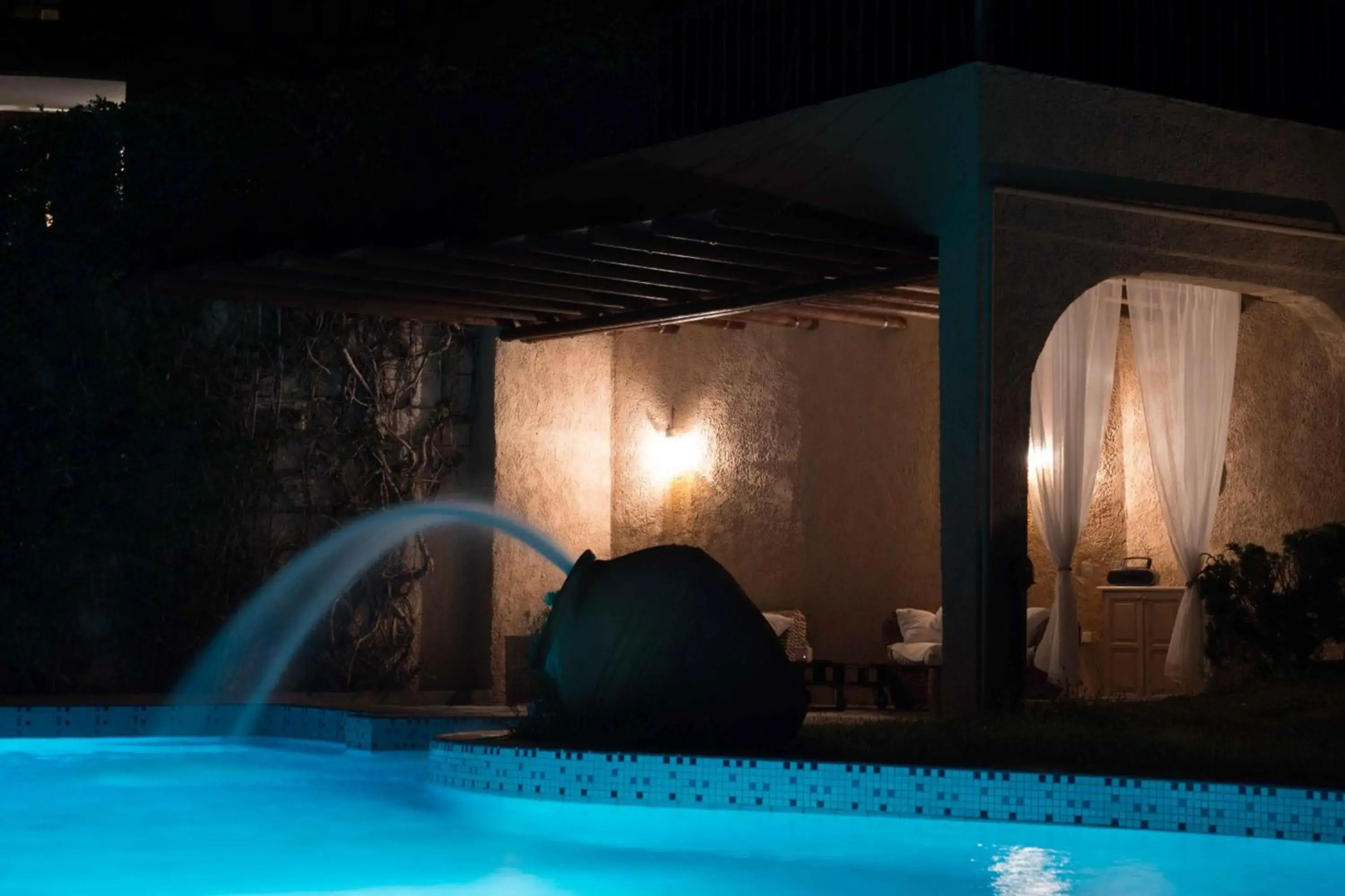 Tranquil Infinity Pool Getaway (private jacuzzi and steam bath, pool, garden, sea and city views)