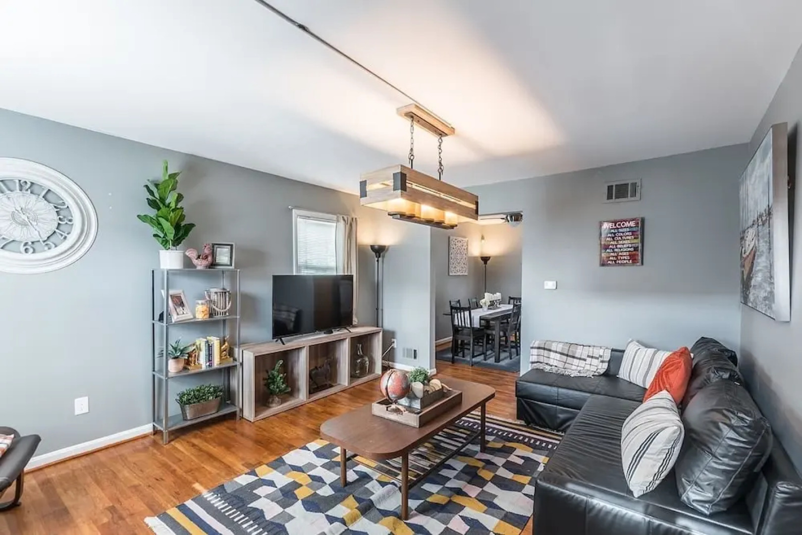 Gorgeous House with Pool Table 1 block to metro