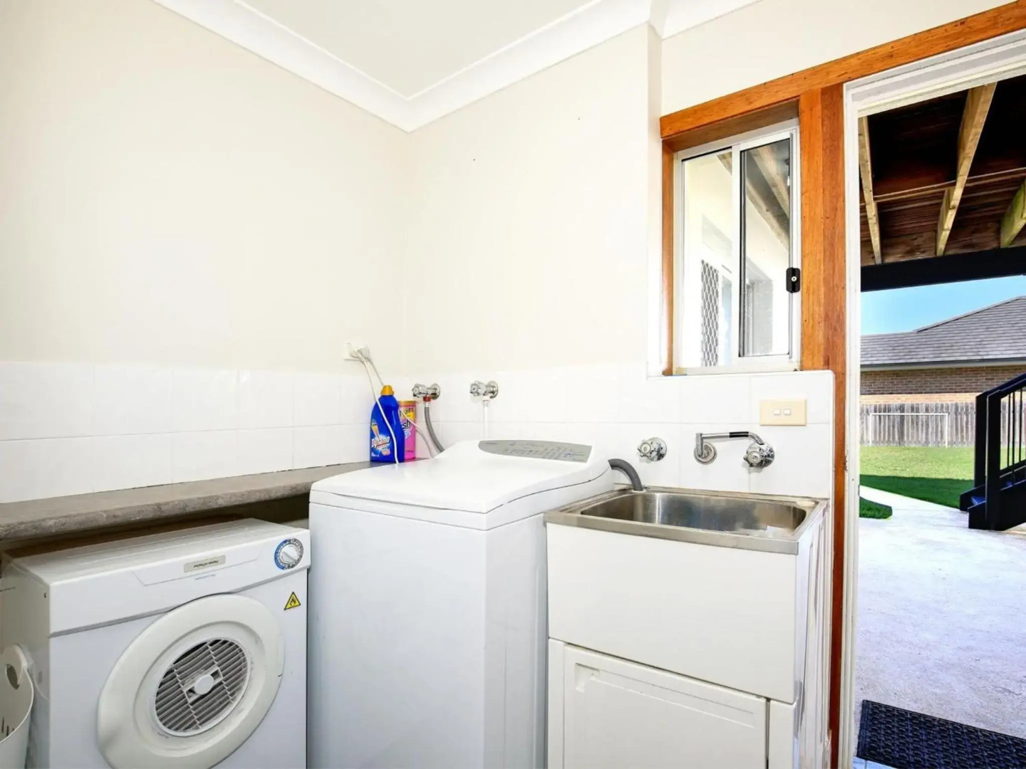 Shores - Pet-Friendly - 1 Min Walk to Beach