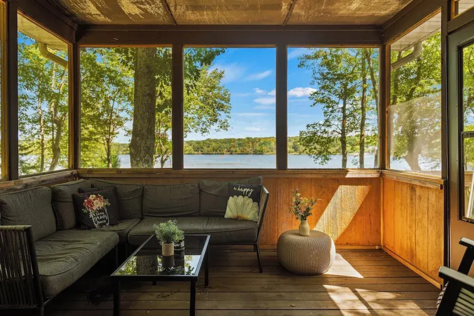 Lake Daze by Avantstay Lakefront w/ Modern Interior, Enclosed Porch & Hot Tub