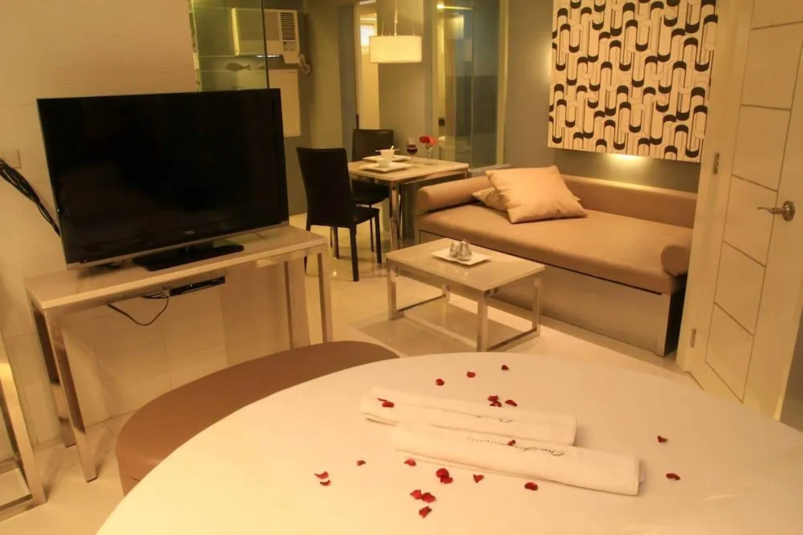 One Serenata Hotel Bacoor