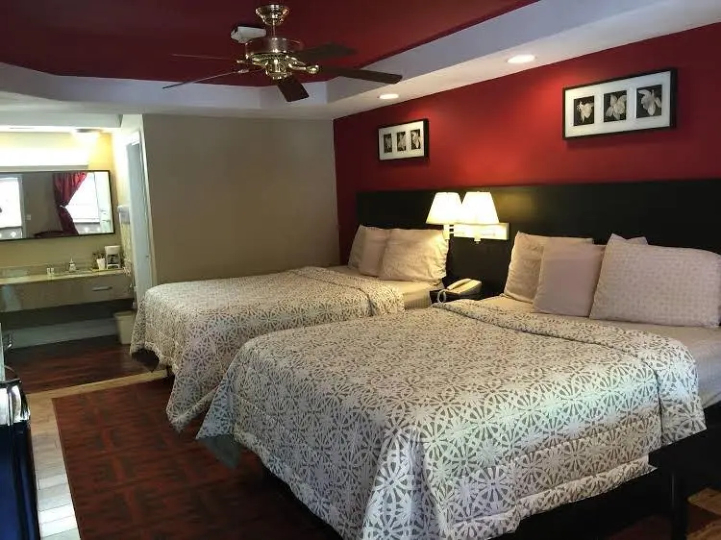 Riverbend Motel & Cabins