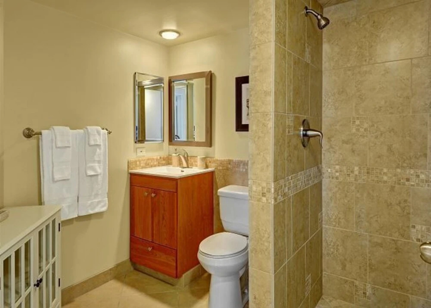 Newmark Elliott Bayview Luxury Suite - Two Bedroom Apartment with Balc