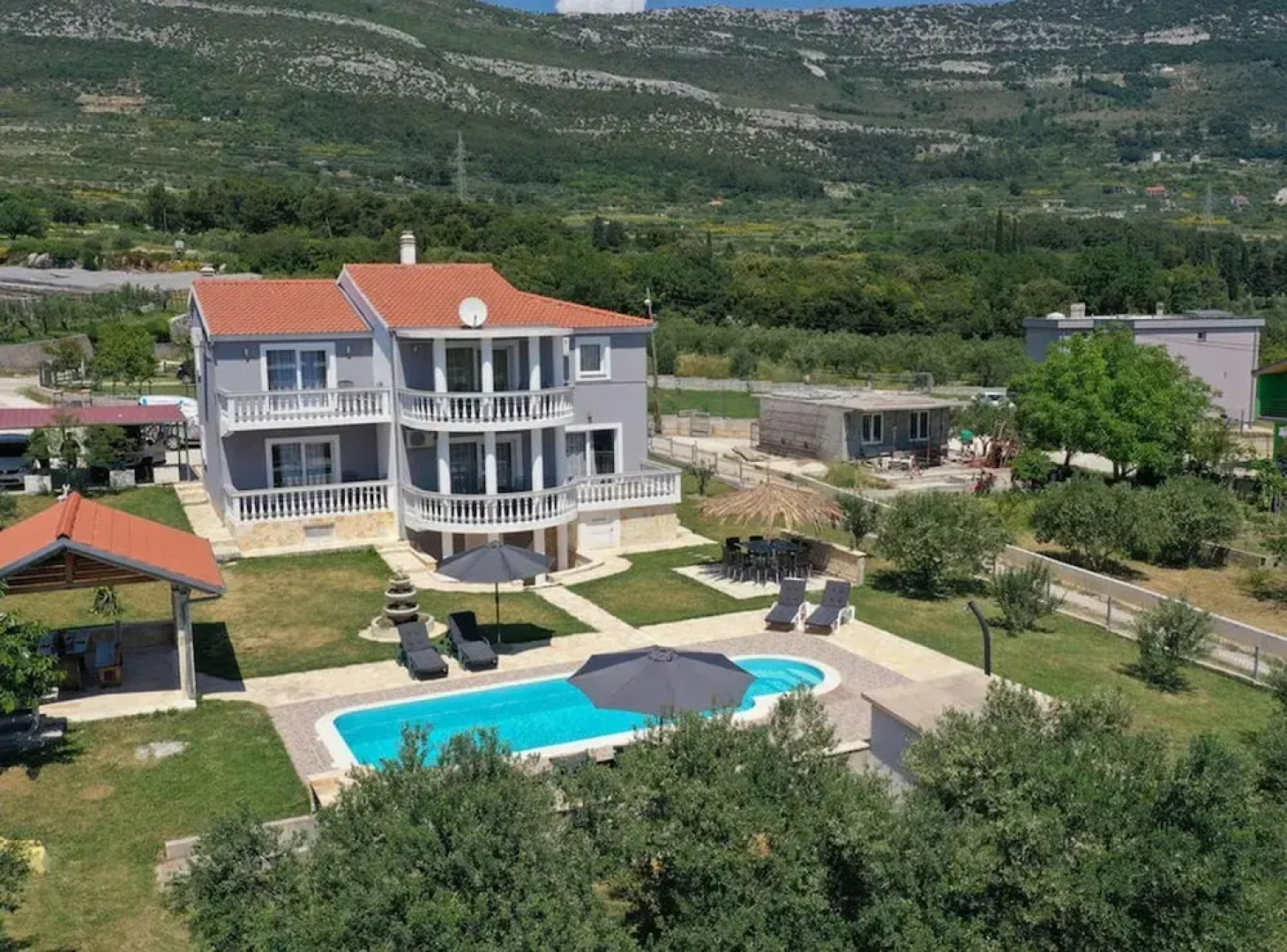 Exquisite Spacious Villa Bufaline With Pool and Gym