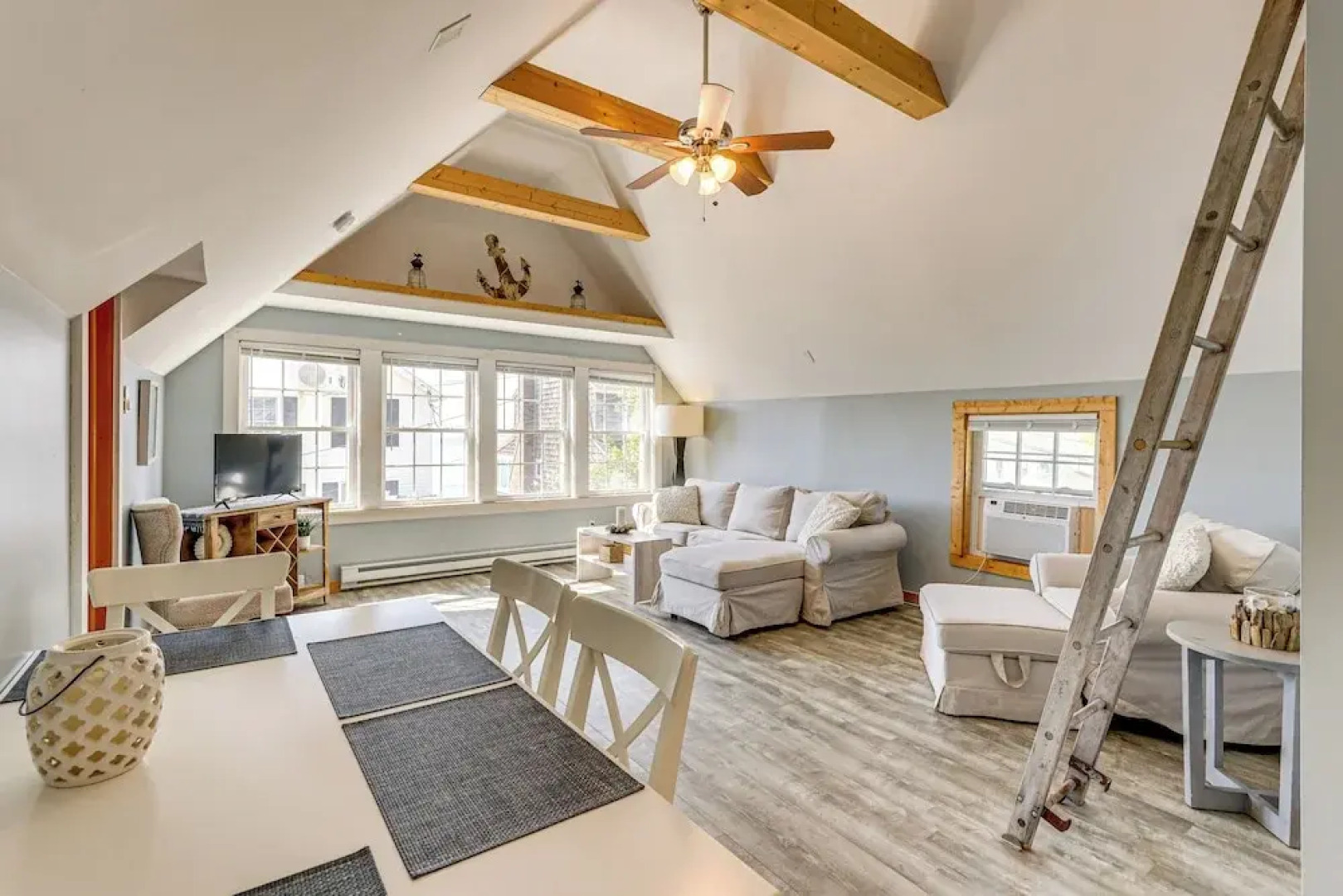 Walk to Hawk's Nest Beach: Coastal Old Lyme Apt