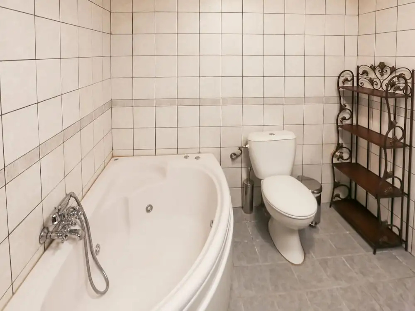 Lavish Holiday Home in Pella with Jacuzzi