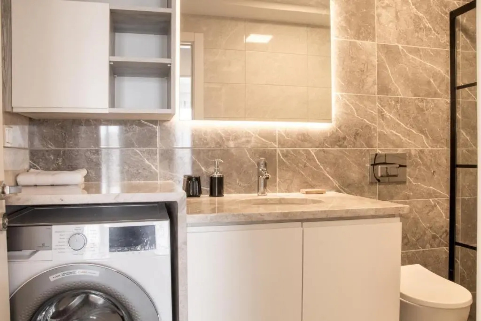 Spacious and Furnished Flat With Balcony in Izmir