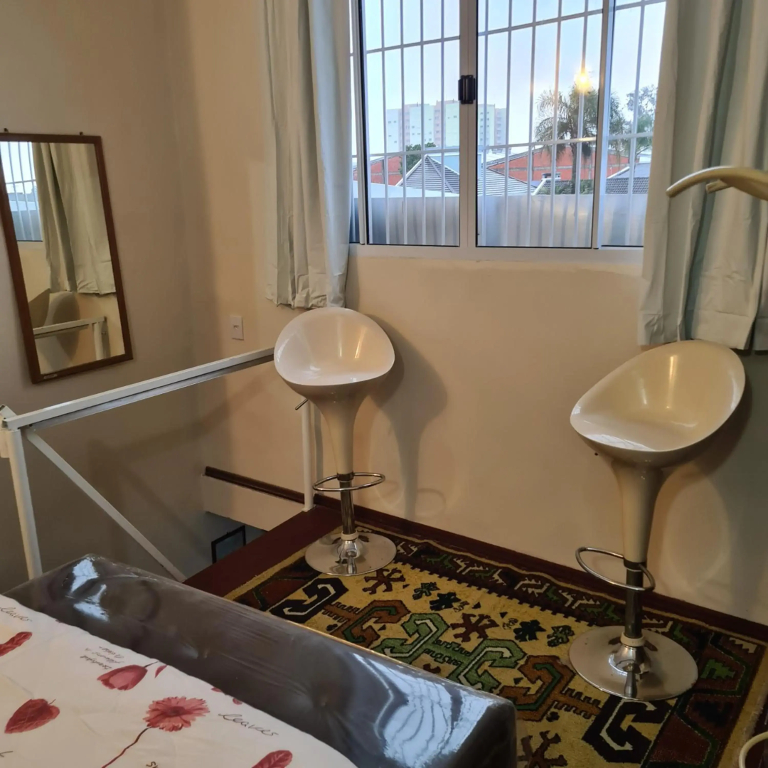 Kitnet casal e apartamento com lareira e vista jardim