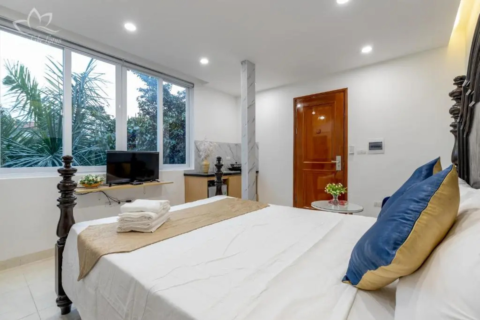 The Lakeview - West Lake Lotus Apartments