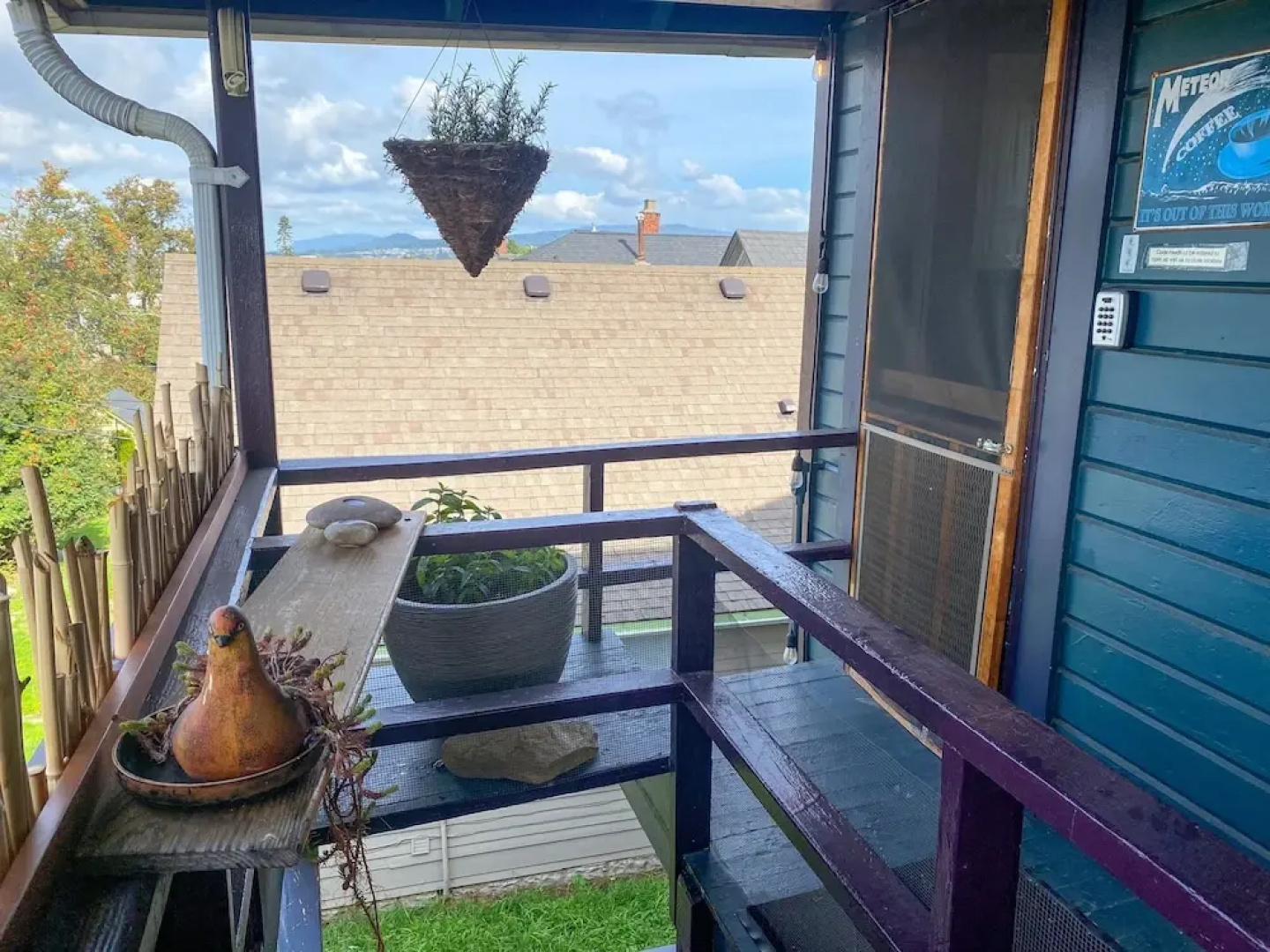 Upstairs at Thevictorian - Lush Walkable and Dog-friendly Retreat - Steps From Downtown Bellingham