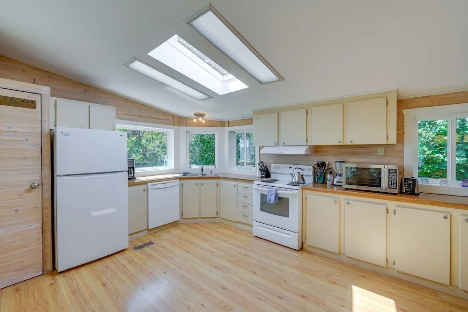 Cozy Langley Retreat: Water Views & Beach Access