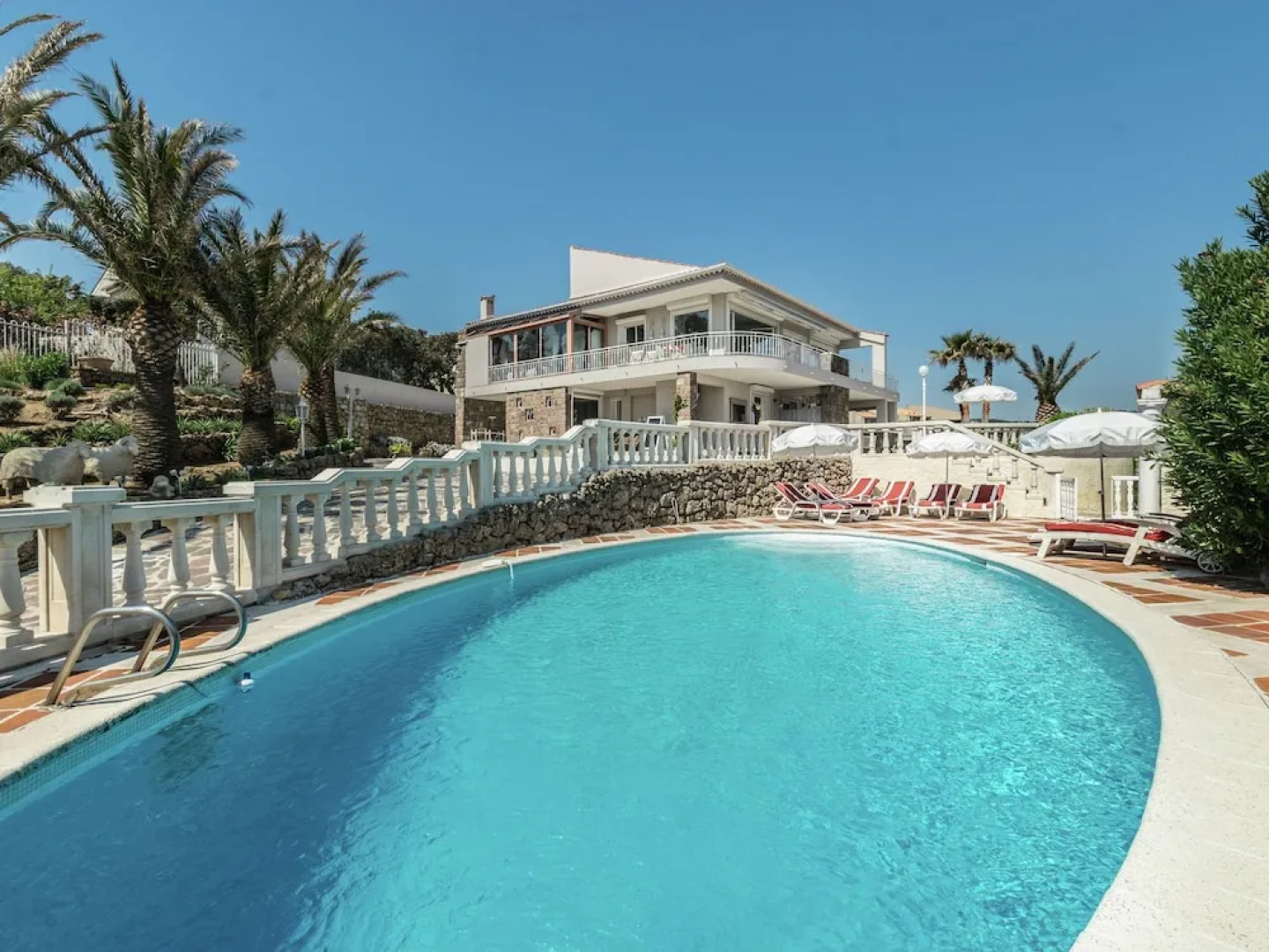 Luxurious villa in Les Issambres with Jacuzzi