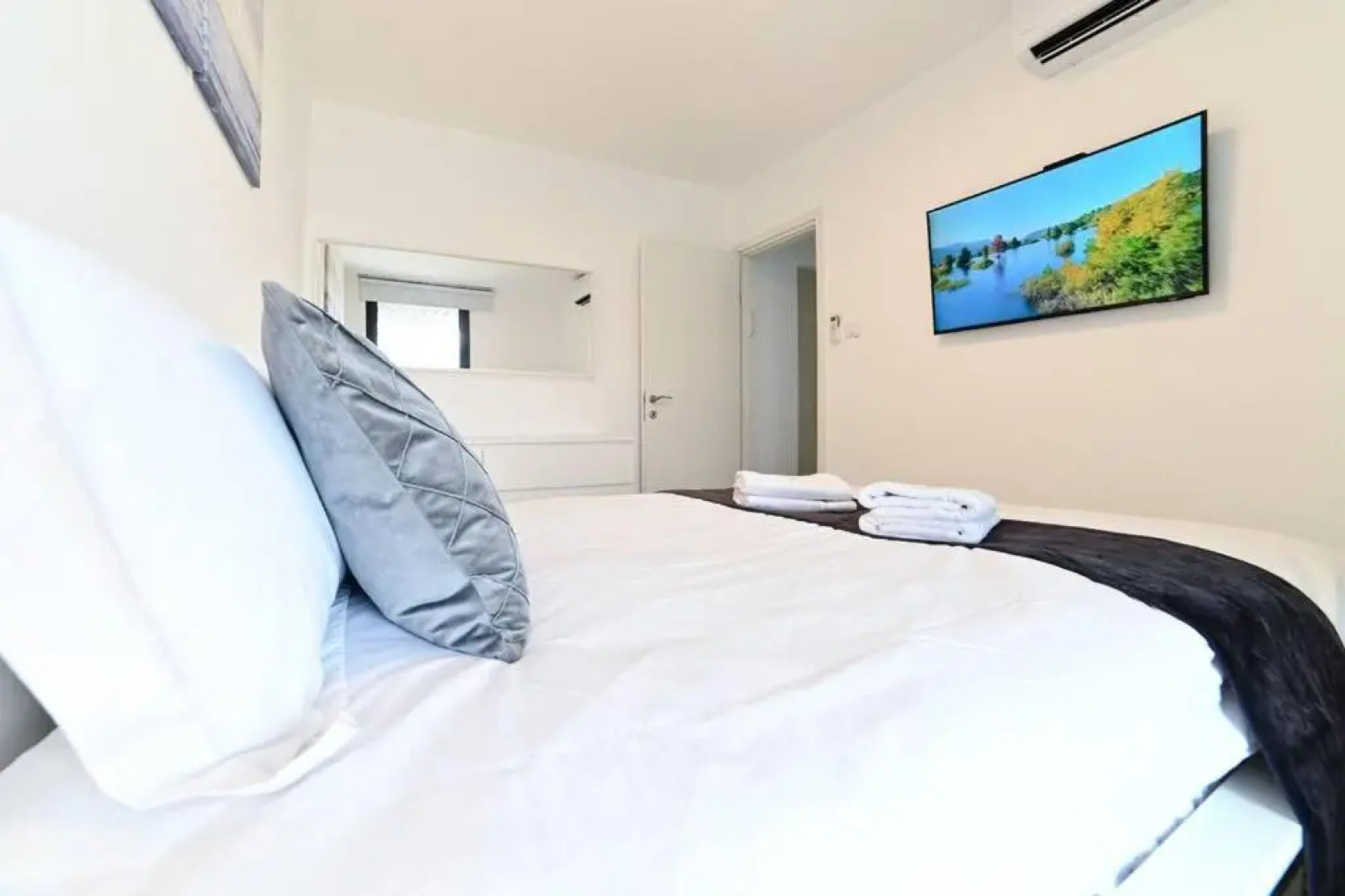 L.T.D- MY VIEW. 2 bedroom apartment by the lake.