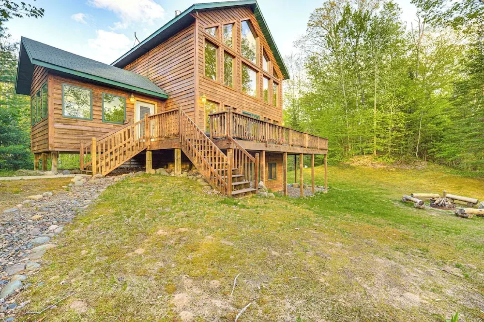 Paddle Ready: Hayward Lake View Retreat w/ BBQ