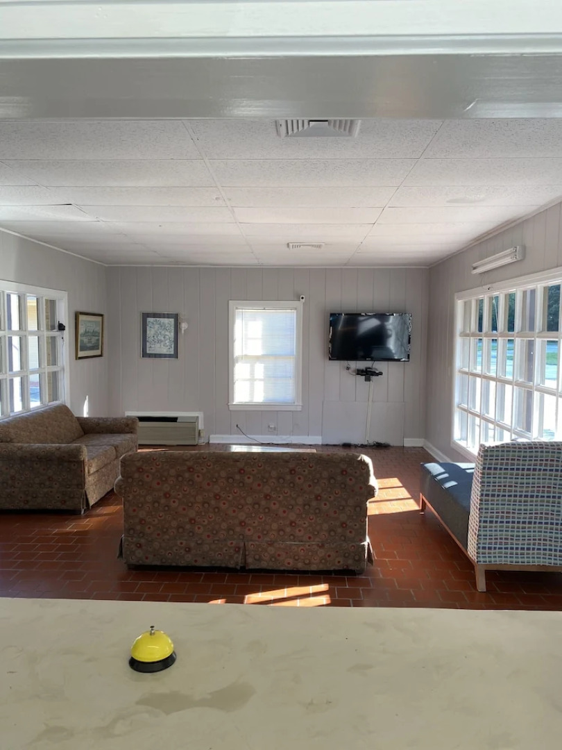 Colonial Manor Motel